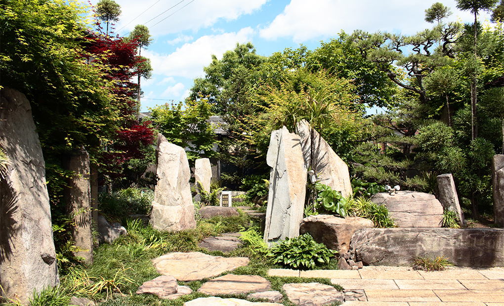自然石を多用した景石中心の庭