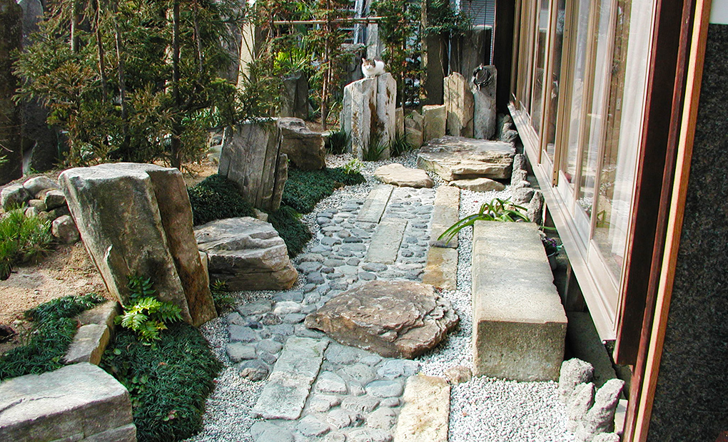 自然石を多用した景石中心の庭04