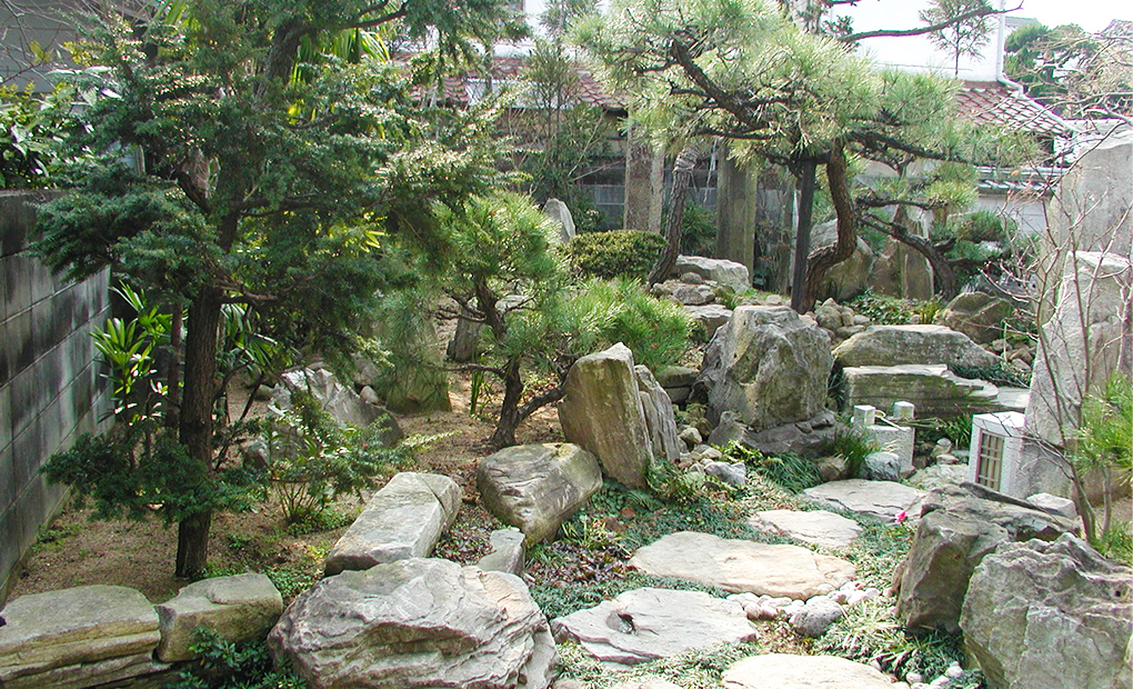 自然石を多用した景石中心の庭03サムネイル