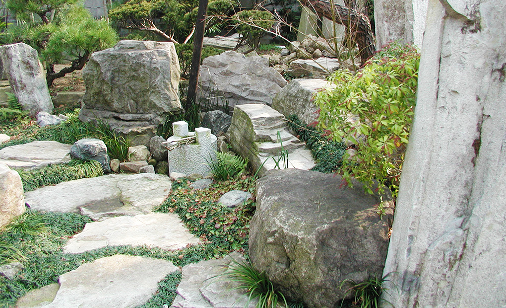 自然石を多用した景石中心の庭05